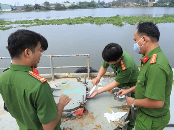 Vụ đội trưởng đội chống buôn lậu Hải quan và 39 người khác bị bắt liên quan đến xăng giả: CA thu giữ số tiền 'khủng' tại các kho hàng
