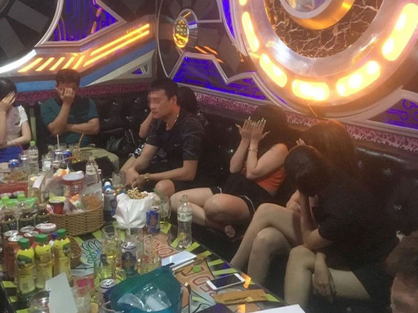 Phát hiện hơn 100 'dân bay' khi đột kích quán karaoke lúc nửa đêm
