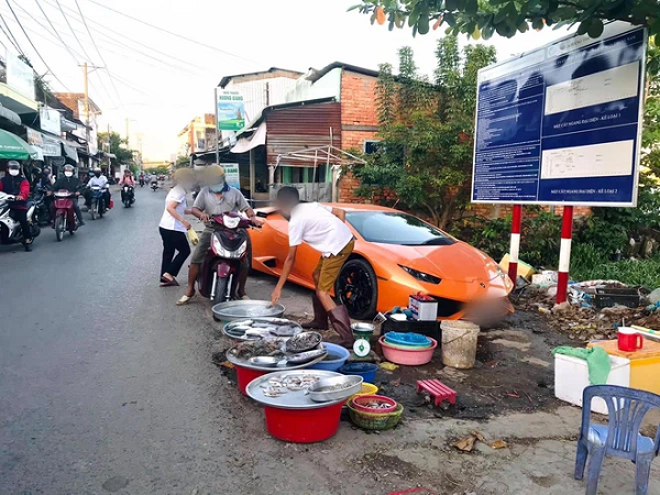 Xôn xao hình ảnh người đàn ông mang siêu xe Lamborghini đắt giá đi bán cá lề đường