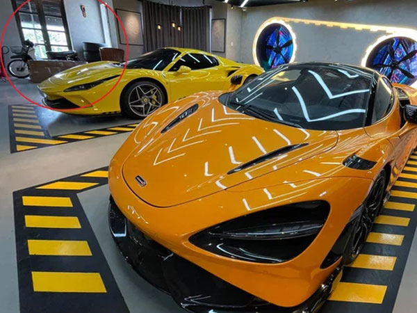 Gara ô tô chật ních siêu xe của nữ doanh nhân cà phê bỗng xuất hiện một Honda Dream "lạc lõng"