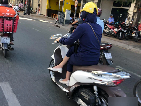 “Lịch sự” quá nhiều lúc cũng khổ điển hình như phong cách ngồi khép nép đến lạ của nữ “ninja đường phố”