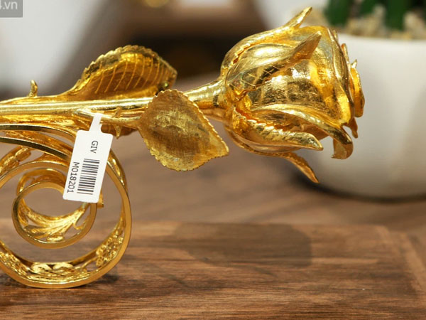 Cận cảnh hoa hồng đúc vàng giá 330 triệu đồng được đại gia Hải Phòng mua làm quà tặng ngày 8/3