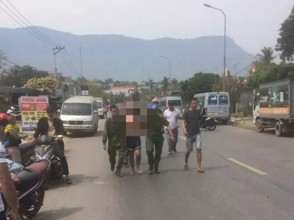 Chơi ma túy xong, thanh niên vác dao đi chém người, ôtô, xe máy