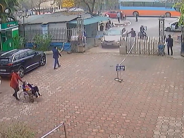 Hà Nội: Người đàn ông vào bệnh viện nhưng không chịu khai báo y tế, lái xe tông vào Giám đốc bệnh viện