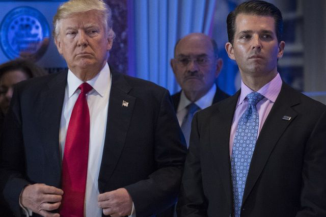 Ông Trump và con trai bị kiện