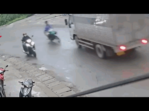 Vào cua với tốc độ ‘bàn thờ’, nam thanh niên lao thẳng vào đầu xe tải