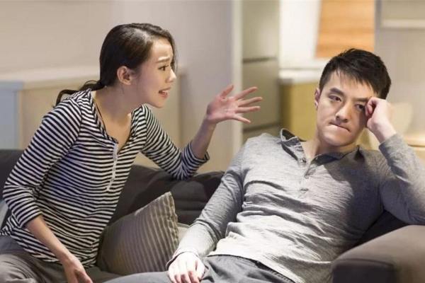 Chồng đòi cả nhà tiêu xài bằng tiền lương của vợ, lương mình biếu hết cho bố mẹ đẻ vì 1 lý do khiến dân mạng phẫn nộ hết sức!
