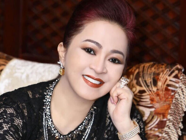 Vợ ông Dũng 'lò vôi' tiết lộ chuyện 15 năm trước: 'Tôi sống nghĩa khí nên lao vào cứu anh Dũng mà một thời tôi bị thị phi'