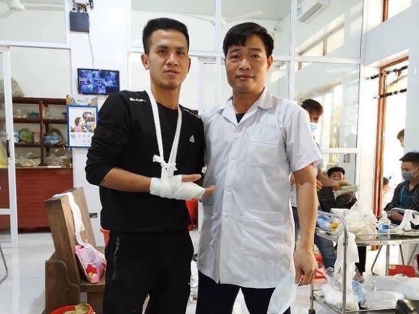 'Người hùng' Nguyễn Ngọc Mạnh bị rạn xương ngón tay, chưa bắt đầu công việc bình thường