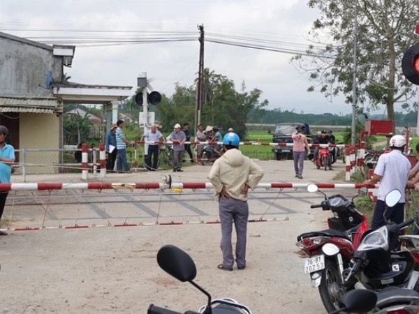 Ô tô vượt gác chắn tàu hỏa, 3 người trong gia đình thương vong