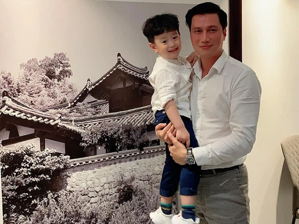 Việt Anh và vợ cũ hội ngộ mừng sinh nhật con trai, nhìn biểu cảm biết ngay tình trạng quan hệ sau ly hôn
