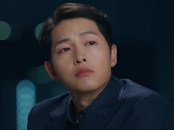 Vincenzo: Song Joong Ki đánh nhau 'ngầu lòi' khi bị côn đồ kiếm chuyện, đi hầu tòa mà cứ như dự sự kiện thảm đỏ