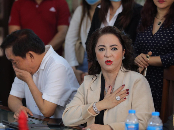 'Thần y' Võ Hoàng Yên gửi thư cho vợ chồng ông Dũng 'lò vôi' xin trả lại tiền và mong thỏa hiệp, nhưng đáng chú ý nhất là thái độ kiên quyết của bà Hằng