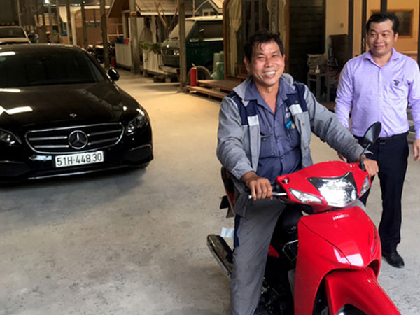 Cái kết đẹp cho người đàn ông gây tai nạn không bị bắt đền còn được chủ Mercedes tặng xe mới