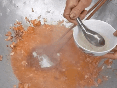 'Sáng tạo' món gà chiên chua ngọt kiểu mới, Bà Tân khiến dân mạng cảm thấy 'đau dạ dày'