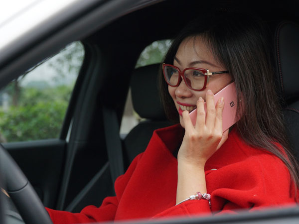Những màn đãng trí khó đỡ của chị em khi lái ô tô
