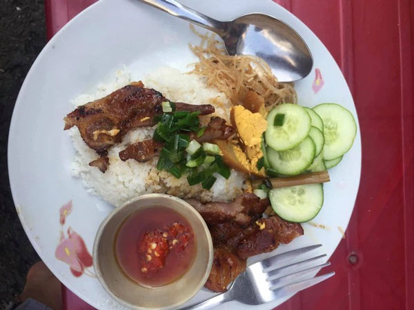 Thấy ông cụ bán vé số gọi đĩa cơm chan nước thịt, chàng trai vừa định đứng ra thêm thịt cá đã chùn chân vì hành động của cô gái bàn bên