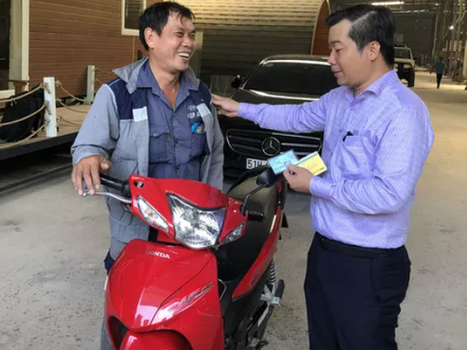 Chân dung ông chủ xe Mercedes không bắt đền còn tặng xe máy cho người va chạm giao thông