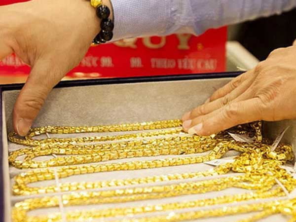 Giá vàng trang sức hôm nay 8/3 nhích tăng, vàng SJC lặng sóng