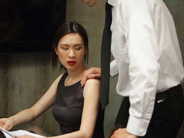 Chồng đi cùng đồng nghiệp và tình cờ gặp vợ nhưng lập tức quay ngoắt đi, cô bàng hoàng đến chết lặng rồi đưa ra quyết định đanh thép