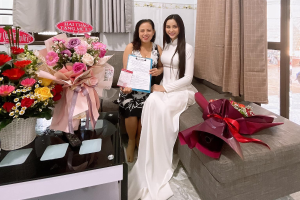 Người đẹp chuyển giới bỏ nhà đi năm 17 tuổi tặng mẹ combo miếng đất + sổ tiết kiệm nhân ngày 8/3