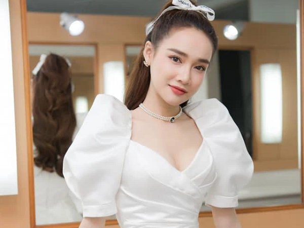 Từ Nhã Phương là chị em tăm tia được bao set đồ siêu xinh để xúng xính diện tối 8/3