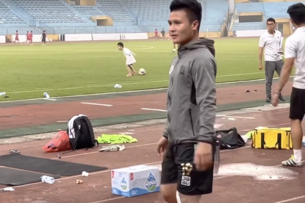 Quang Hải chấn thương phải bỏ tập, bác sĩ Choi đề nghị thăm khám