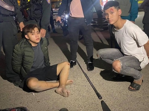 Nổ súng truy bắt 2 nam sinh vác đao, kiếm đi chém nhau