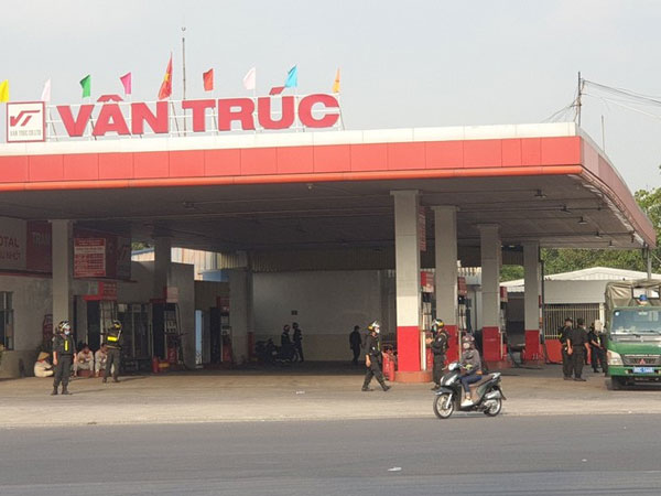 Video: Hàng chục cảnh sát vây 2 cây xăng tại Bình Dương
