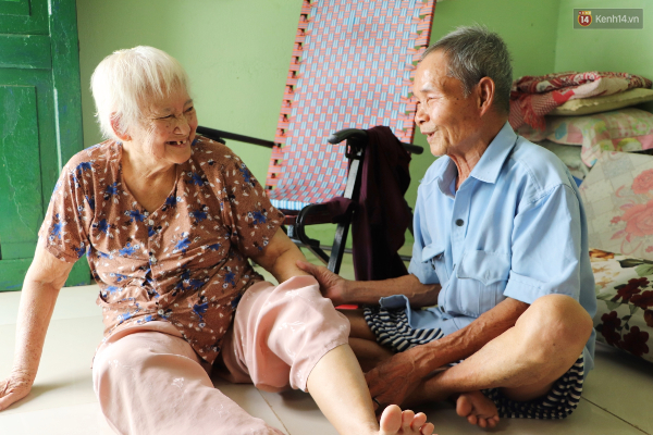 60 năm làm vợ chồng, ông vẫn giặt đồ, tắm gội cho bà lúc ốm đau, bệnh tật: 'Tui không có con, cả đời này có mình bả thôi'