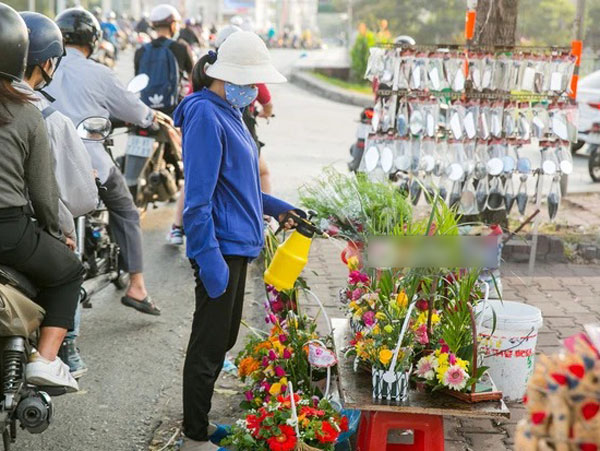Hóng chuyện với bà bán hoa ngày 8/3: Có thanh niên đòi mua 1 tặng 1, tôi tò mò chẳng lẽ có 2 cô bồ hay gì?