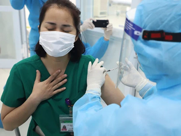 Nữ điều dưỡng tại Hà Nội sốt nhẹ sau khi tiêm vaccine Covid-19