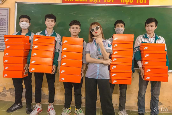 Chuẩn bị quà 8/3 trong hộp đựng giày Nike, nhóm nam sinh khiến các bạn nữ cùng lớp có 1 kỷ niệm khó quên