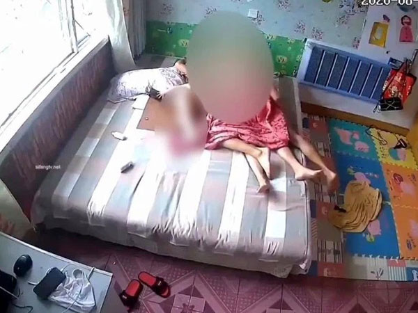 Mặc kệ con nhỏ đang nằm cạnh, cặp vợ chồng thản nhiên đắp chăn làm chuyện nhạy cảm, phớt lờ những ảnh hưởng xấu tới con