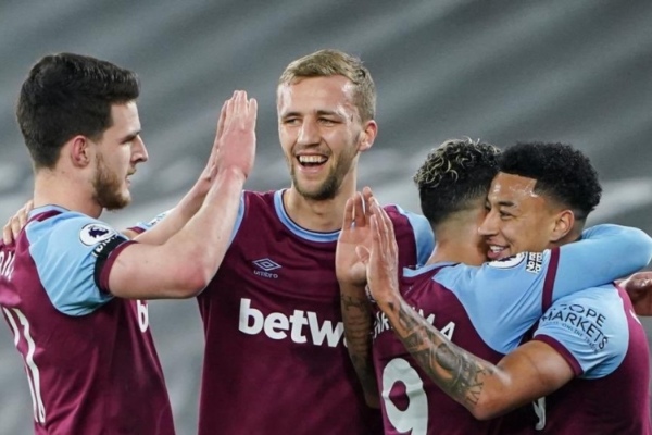Đội trưởng West Ham bị cảnh cáo vì nhường Lingard sút phạt đền