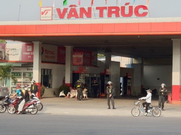 Cảnh sát bao vây 2 cây xăng Vân Trúc, nghi liên quan vụ án xăng giả