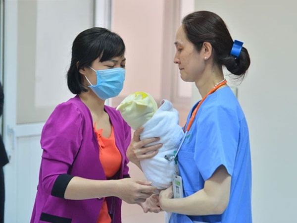 Bác sĩ rơi nước mắt khi chứng kiến bé trai bị bỏ rơi vào ngày 29 Tết được đón về 'nhà mới'