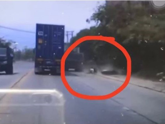 Clip: Phẫn nộ clip xe ben vượt ẩu tông 1 học sinh đi xe máy bị thương rồi bỏ chạy