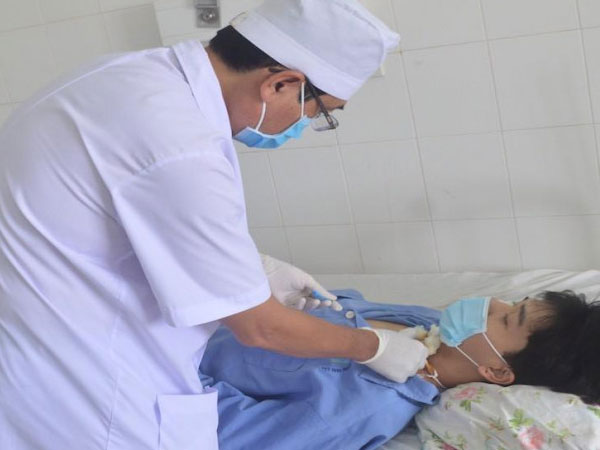 Nam thanh niên chạy xe máy bị dây văng công trình vướng vào cổ, cắt đôi khí quản