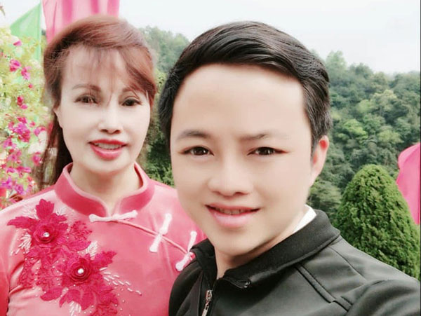 Cô dâu Thu Sao khoe được chồng trẻ dắt đi chơi ngày lễ, còn tự tay đứng bếp cả tiếng để nấu cơm ngon cho vợ