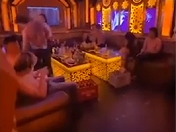 Đánh ghen 'cực ngầu': Chị chồng lái Mercedes đến tận quán karaoke bắt gian thay em dâu, chỉ tay thẳng mặt 'mày thích bật không?'