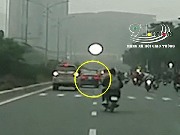 Video: Lạng lách, tông ngã 2 mẹ con đi xe máy, tài xế ô tô nhấn ga bỏ chạy