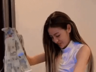 Hot girl 'trứng rán' lộ biểu cảm đặc biệt khi nhận quà 8/3 từ bạn trai