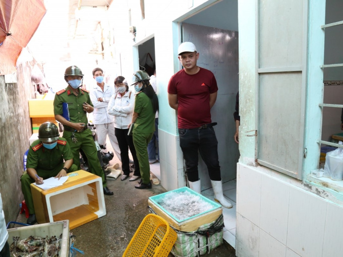 Bắt quả tang nhiều đối tượng bơm chích tạp chất vào tôm