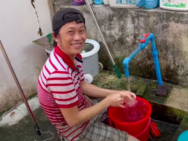 NS Hoài Linh tự lội xuống ao bắt cá về nấu ăn: 'Tôi bây giờ chỉ ăn uống đạm bạc, chẳng có tiền ăn cao lương mỹ vị'