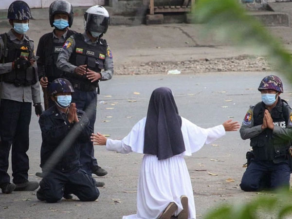 Nữ tu Myanmar quỳ gối, xin lực lượng an ninh đừng bắn người biểu tình: 'Hãy bắn tôi!'