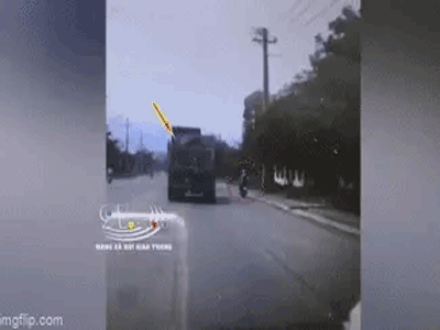 Video: Đâm nam sinh đang đi học về ngã văng ra đường, tài xế xe ben còn có hành động khiến tất cả bức xúc hơn