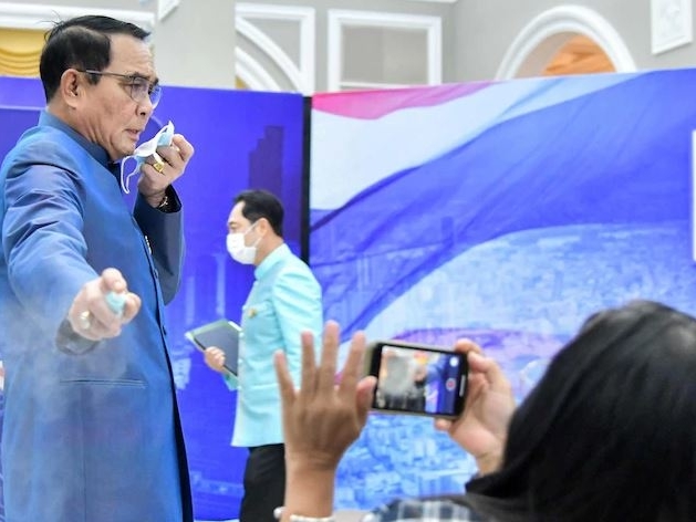 Thủ tướng Thái Lan xịt dung dịch sát khuẩn vào phóng viên