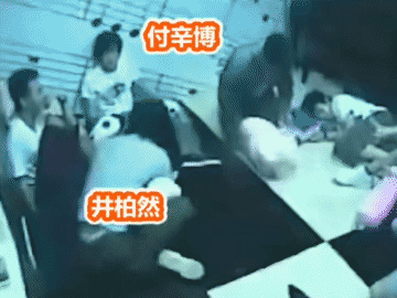Bê bối gây sốc Weibo: Mỹ nam Tỉnh Bách Nhiên lộ clip lao vào hôn sao nam, loạt tình tiết đáng ngờ năm xưa bị đào lại