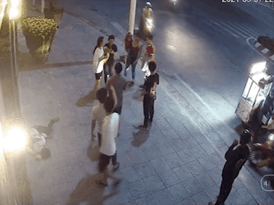Vụ clip nhóm côn đồ truy sát nạn nhân gục tại chỗ trong đêm: Camera tiết lộ hình ảnh kinh hoàng